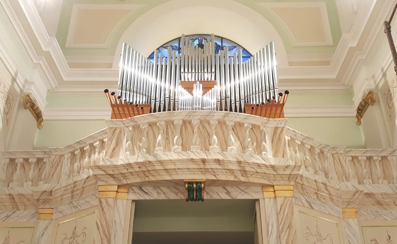 Trilogy Plus — órgano híbrido Content + Consoli